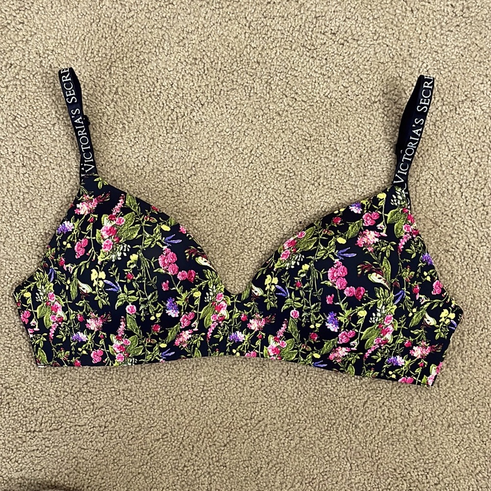 Victoria’s Secret t-shirt bra. 32DDD (32F) Wireless. Black / floral. Like new.